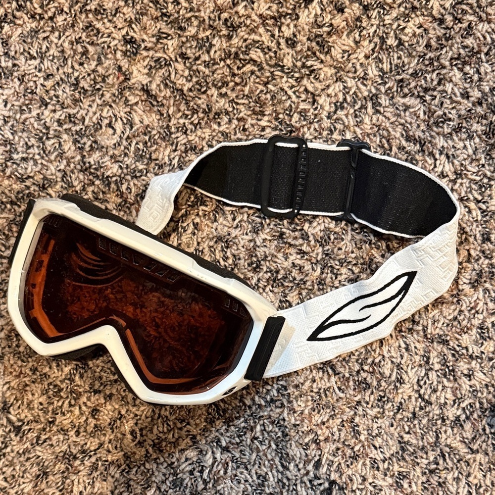Smith White Snowboard/Ski Goggles with Amber Lens